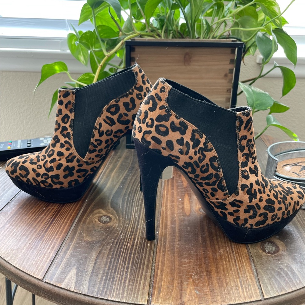 NWOT GUESS CHEETAH HEELED STILETTO ANKLE BOOTIES 6M